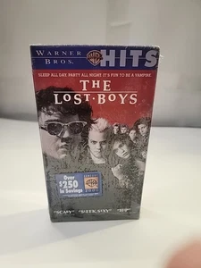 The Lost Boys VHS - Warner Bros. Hits - Brandneu Versiegelt Warner - Bild 1 von 6