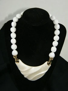 NWT ~ TRIFARI ~ KUNIO MATSUMOTO ~ SIGNED  NECKLACE ~ LUCITE / GOLDTONE / WHITE - Picture 1 of 6