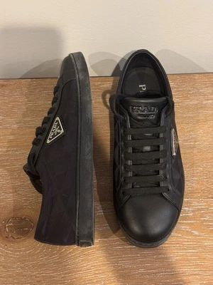 Zapatillas Prada Negras - Parche con Logo - Cuero y Nylon - Talla 7 UK - Sin Caja - Foto 1 de 4