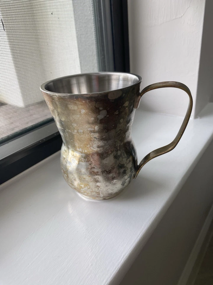 Caneca de metal martelada à mão Napastyle latão e aço inoxidável feita na Índia - Imagem 1 de 4