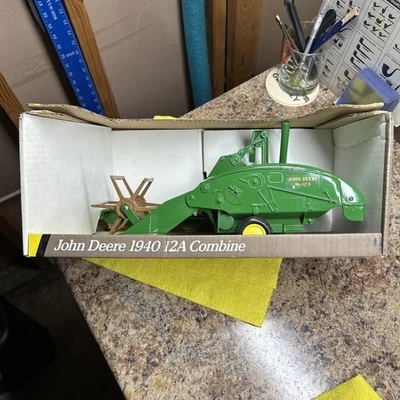 Vintage Ertl pressed steel John Deere 1940 12A combine 1/16 🔥🔥 - Image 1 of 4