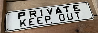 Letrero de puerta vintage privado de la vieja escuela Keep Out - metal en relieve original 12x2,5 Foto 1 de 4