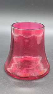 VINTAGE CRANBERRY STYLE GLASS VASE, 9cm tall, 9.5CM base - Picture 1 of 3