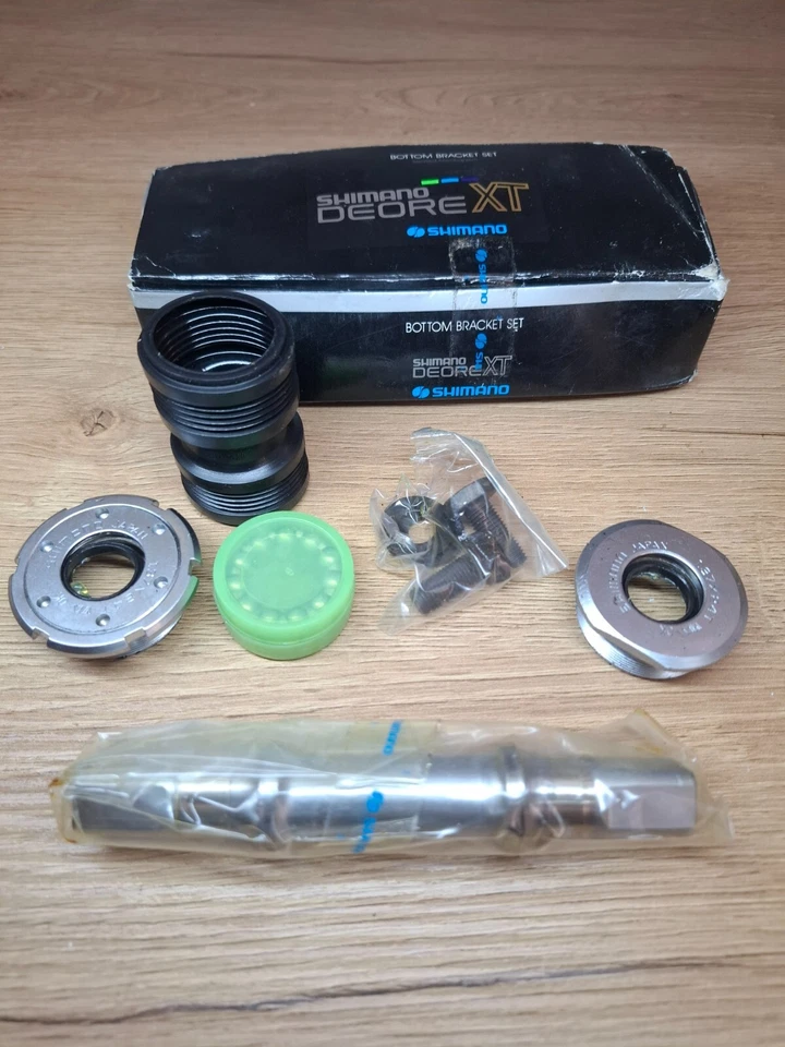 Retro Vintage Fahrradteile Neu in OVP NOS Shimano Deore XT Innenlager Set 68x...