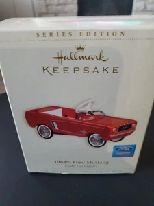 2006 Hallmark Keepsake Ornament 1964 1/2 Ford Mustang Kiddie Car Classics - Picture 1 of 3