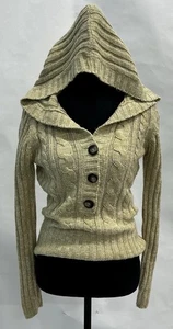 Allison Brittany Strickjacke mit Zopfmuster und Kapuze neutral braun Holzknöpfe Gr. S - Bild 1 von 6