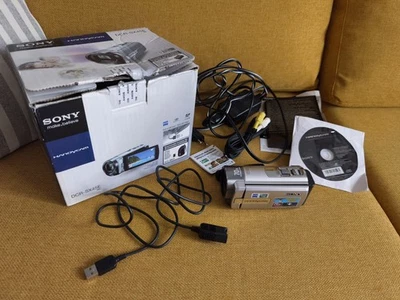 VIDEOCAMERA SONY DCR-SX45E BOX E ACCESSORI ORIGINALI FUNZIONANTE 70X ZEISS - Image 1 of 4