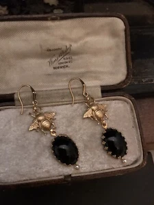 Vintage Matt Gold Bee & Jet Black Drop Pierced Earrings On Filigree Mount - Picture 1 of 6