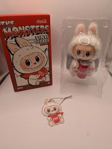 Auténtico colgante de felpa (EE. UU.) POP MART Labubu Coca-Cola - Caja abierta - Factor feliz - Imagen 1 de 6