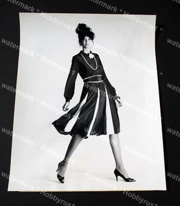 Beautiful Fashion Model Skirt Dress 1982 Original Press Photo - Picture 1 of 3