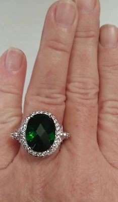 Impresionante anillo verde ovalado y transparente circonita cúbica latón tono plateado talla 7 Foto 1 de 3