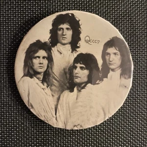 QUEEN - VINTAGE PINBACK BUTTON, 2,5" IM DURCHMESSER, MITTE 70ER JAHRE, SEHR SCHÖN, SELTEN! - Bild 1 von 3