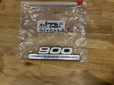 Insignia del panel lateral izquierdo Kawasaki Z1 Z1A Z1B 900cc 1973-1975 NOS OEM 56018-139 Foto 1 de 3