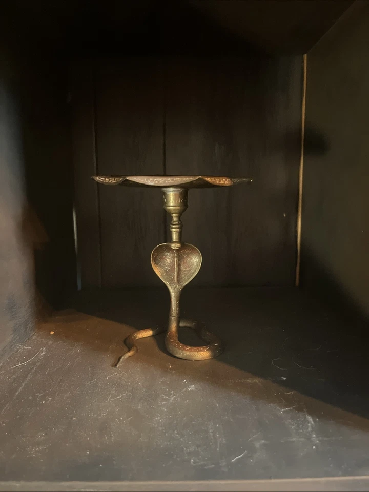 un antiguo candelabro cobra de latón indio o quemador de incienso Foto 1 de 4
