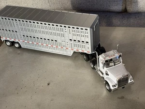 Semirimorchio ERTL 1/32 Freightliner 122SD con rimorchio per bestiame 47362 - Foto 1 di 8