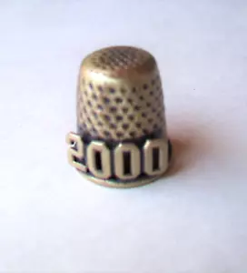DEDAL DE LATÓN VINTAGE CON UN DISEÑO "2000" FIJADO - Imagen 1 de 3