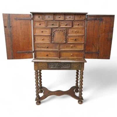 Interesante armario antiguo de roble del siglo XVIII sobre soporte Foto 1 de 4