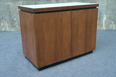 Carro de barra seca Mid-Century moderno Dillingham Arthur Umanoff de nogal y formica Foto 1 de 4