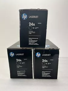 SET 3X Brandneu Original werkseitig versiegelt HP 24A Q2624A Schwarz Tonerkassette - Bild 1 von 4