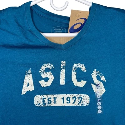 Camiseta para mujer ASICS con cuello en V azul verdoso Est. Camiseta gráfica 1977 grande nueva con etiquetas Foto 1 de 4