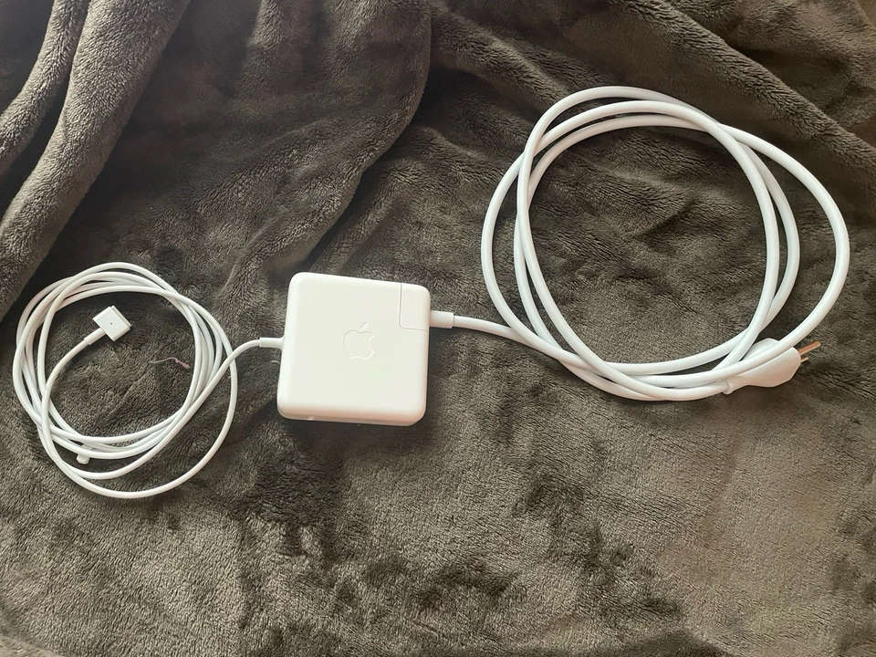 Genuine OEM Apple MagSafe 2 MacBook Pro MacBook Air Charger 85W A1424. - Image 1 of 1
