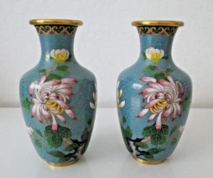 2 Cloisonne Vasen rosa/weiß Pfingstrose Blume auf blau 7" Vintage Paar Messing AZ42 - Bild 1 von 11