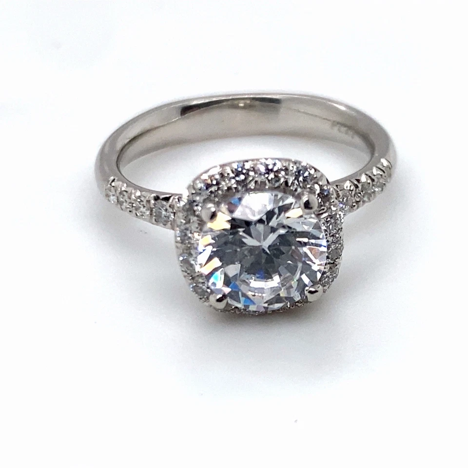 Anillo de compromiso con halo de platino centro de circonita cúbica Foto 1 de 3