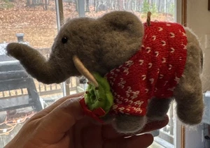 Elefante de lana de fieltro con suéter de Navidad y adorno de corona lugar y hora - Imagen 1 de 7