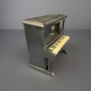 Caja de música vintage de cuerda de piano de madera en miniatura para casa de muñecas estrellas y rayas para siempre - Imagen 1 de 7