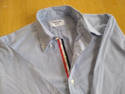 Nuevo sin etiquetas Oxford Thom Browne azul grosgrain abotonado Oxford TB3 15,5-34 precio de venta sugerido por el fabricante 425 USD Foto 1 de 4