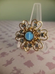 Vintage Floral Brooch Virgin Mary Gold Toned Madonna Blue Stones - Picture 1 of 2