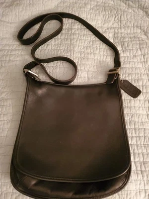 Bolso Coach de cuero vintage pequeño negro hippie con solapa #9135 herrajes plateados  Foto 1 de 4