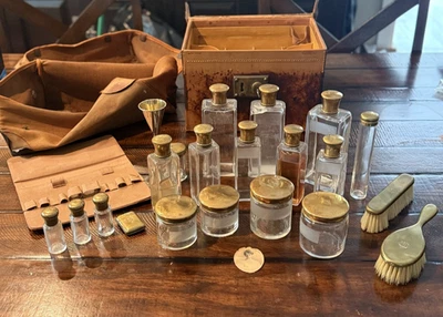 Estojo de vaidade Aux États-Unis Paris com chave – 229 Rue St-Honoré, c.1900s - Imagem 1 de 4