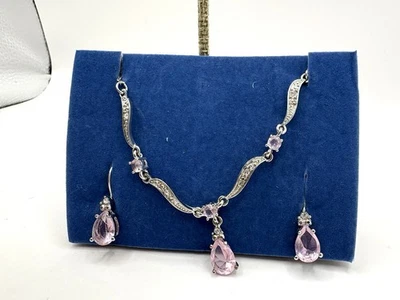 Nuevo En Caja De Colección Conjunto de Collar y Pendientes de Cristal Rosa Avon Tono Plata Foto 1 de 4