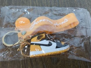 Nuevo en Paquete Nike Air Jordan Zapatilla Llavero Amarillo Negro Forever Deportes Baloncesto - Imagen 1 de 6