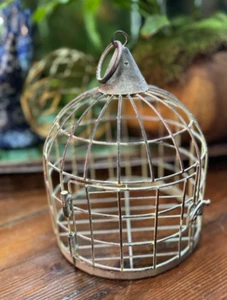 Jaula redonda para pájaros de alambre con forma de colmena pátina de colección con puerta con bisagras colgante - Imagen 1 de 24