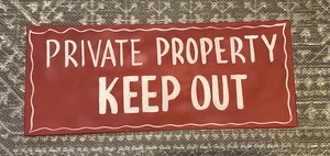 Insegna vintage proprietà privata tenere fuori ~ dipinta a mano ~ rosso e bianco ~ interno - Foto 1 di 6