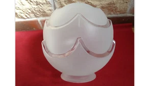 ANCIEN GRAND GLOBE BOULE EN VERRE MOULE DEPOLI DECOR GEOMETRIQUE ART DECO - Picture 1 of 3