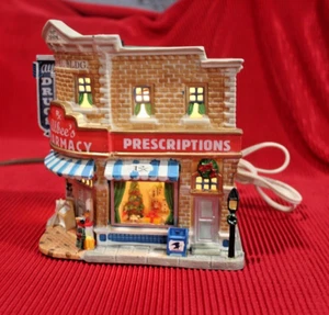 #67 LEMAX 75516 ALBEE'S FARMACIA COSECHA CRUCE EDIFICIO ILUMINADO - Imagen 1 de 10