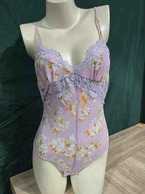Body para mujer Free People XS púrpura claro floral y encaje con tiras nuevo sin etiquetas Foto 1 de 4