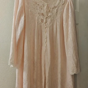 Natori classic Peach Cottagecore satin lace nightgown Pearl Button vintage L - Picture 1 of 13