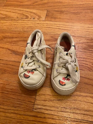 Zapatillas blancas Zara para niñas pequeñas con lentejuelas adornadas frutas talla 21 Foto 1 de 4