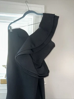 Vestido negro asimétrico correa con volantes en un hombro, división lateral talla mediana Foto 1 de 4