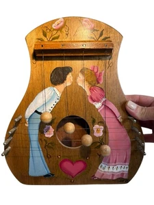 Arpa musical vintage para puerta de cabaña de 4 cuerdas corazón de amor flores firmada MCM - Imagen 1 de 15