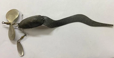 ¿Señuelo de pesca Houser vintage anguila de goma? Doble spinner y hélice en la parte delantera. Foto 1 de 3