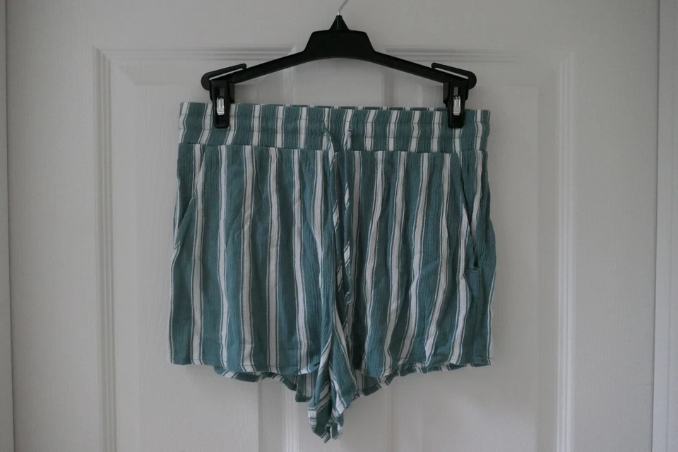 Pantalones Cortos Forever 21 Verde y Blanco Rayas Fluidos Suavemente Usados Talla: S Foto 1 de 4
