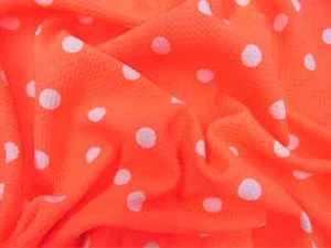 Tela texturizada Liverpool estampada a bala elástica neón coral marfil lunares P30 - Imagen 1 de 1