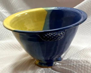 Colador de cerámica con patas esmalte azul y amarillo 2009 firmado Blackwelder 5" - Imagen 1 de 10