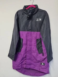 ADIDAS Qatar 2022 FIFA World Cup Mens Purple Black Volunteer Jacket XS - Imagen 1 de 6