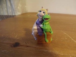 Vintage Muppets Kermit The Frog & Miss Piggy on Crate PVC Figurine Applause 3" - Picture 1 of 5